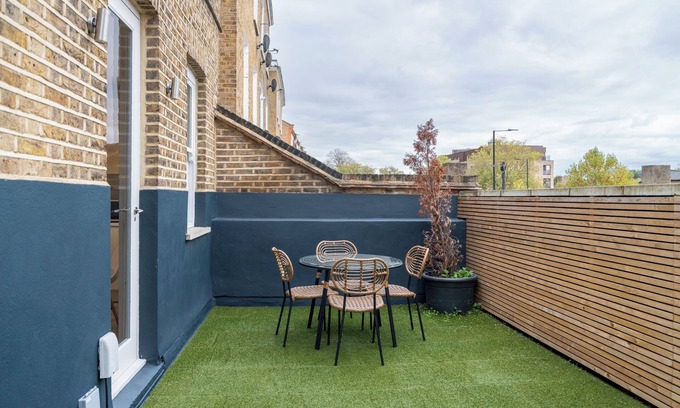 Ferndale Apartment | Brixton/2Bed Flat/PrivateTerrace/Tv/Wifi
