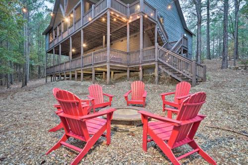 Broken Bow House | Broken Bow Cabin Deck with Hot Tub and Pool Table!
