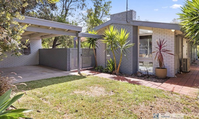 Silverleaves House | Bruce Beach House, family, WiFi, TV, log fire, nearby cafe,quiet location