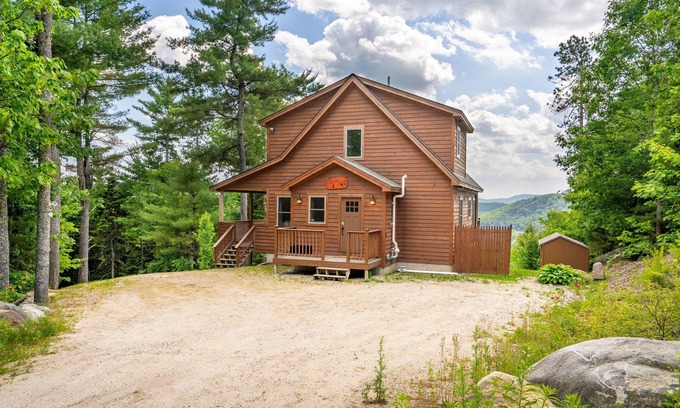 Bryant Pond House | Bryant Pond Cabin Getaway| HotTub| Views| Dog Friendly