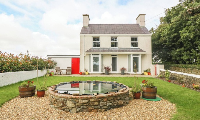 Malltraeth House | BRYN TIRION, family friendly, character holiday cottage in Llangefni