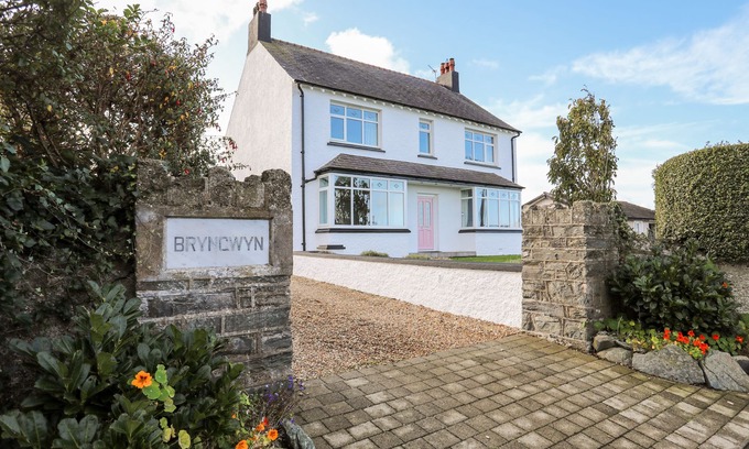 Trearddur Bay Cottage | BRYNGWYN - TREARDDUR BAY, pet friendly, with hot tub in Trearddur Bay