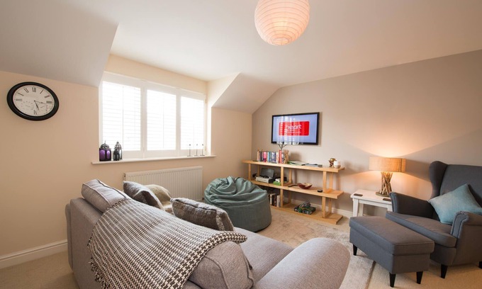 Rhosneigr Cottage | Bryns Eglwys: Pet-friendly two bed holiday apartment in Rhosneigr