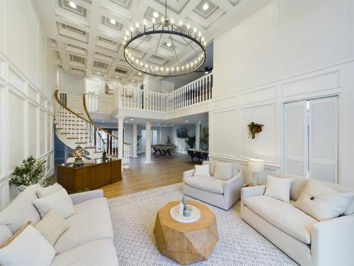 Northside House | Buckle n Boots BNB - 20 minutes to downtown and pool