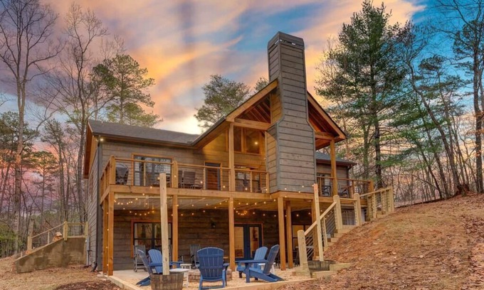 Ellijay Cabin | Bucks & Bourbon-Luxury– 3 King Beds Hot Tub Fire Pit Game & Movie Rooms