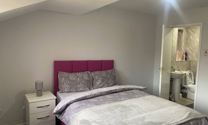 Wolverhampton House | Budget En-suite in Wolverhampton/Birmingham Rd, situated in a quiet neighborhood