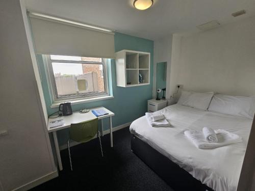 Coventry City Centre Hotel | Budget En-suite Room in Coventry City Centre