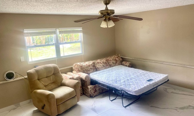 St. Petersburg - Clearwater House | Budget-Friendly Couch Space in lovely St. Petersburg with AC, WiFi