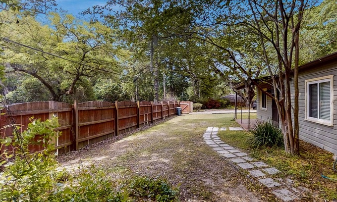 Tallahassee Apartment | Budget-friendly studio near downtown Tallahassee with washer/dryer, WiFi & AC