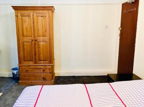 Luton House | Budget Stay In Luton 02 02
