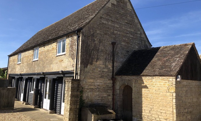 Stamford House | Bumble Bee Barn holiday let is available for self catering for up to 5 people.