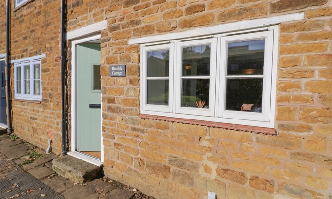Sibford Gower Cottage | BUMBLE COTTAGE, family friendly, with open fire in Tysoe