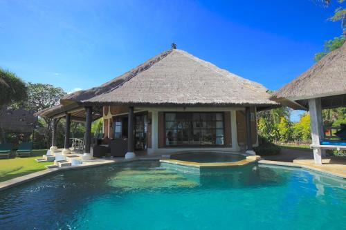 Dencarik Villa | Bundar - Superb beachfront villa with pool and staff!
