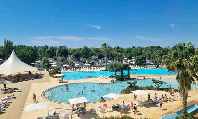 Vias House | Bungalow charmant près de Vias avec piscine partagée