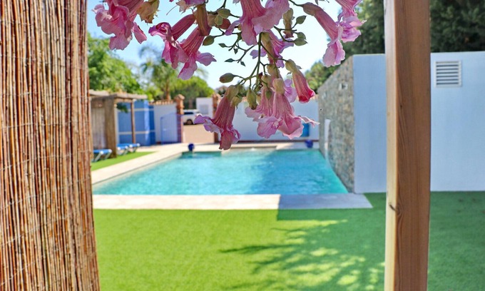 Conil de la Frontera Ski Chalet | Bungalow with two pools and free Wi-Fi