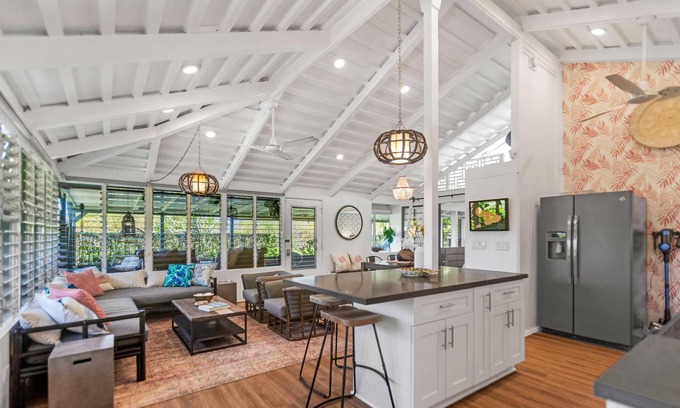 Kaanapali Cottage | Bungalow walk to beach + Pickleball gear and Bikes