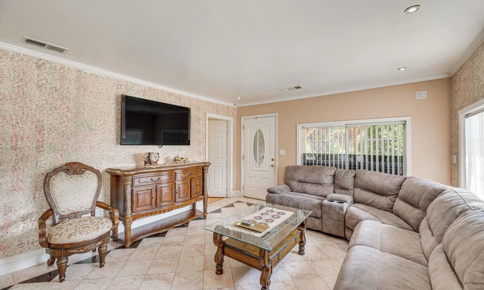 Burbank House | Burbank Home w/Yard, Walk to Downtown Shops!