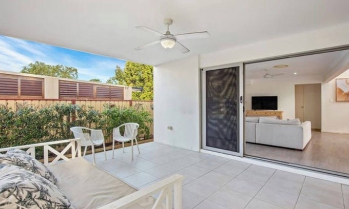 Burleigh Waters House | Burleigh Beach house 5 mins walk to shops and beach