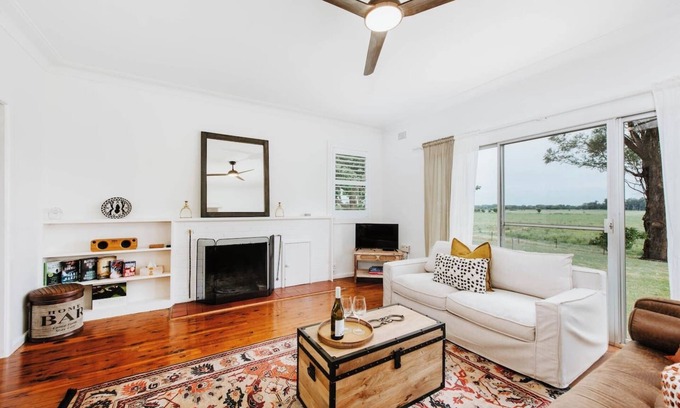 Central Mudgee House | Burrundulla Farmhouse Tranquil Country Allure