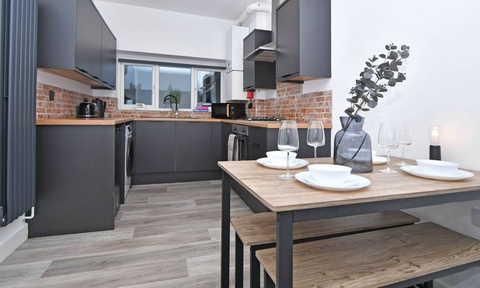Burton on Trent Apartment | Burton Apartments. Free WiFi & Parking - Sleeps 2