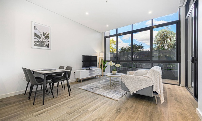 Burwood Apartment | Burwood stunny apt with Parking Train&Shopping
