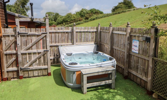 Tunstall Cottage | BUTTERFLY LODGE, pet friendly, with hot tub in Richmond