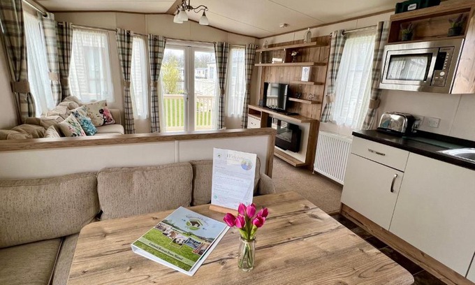 South Cerney Ski Chalet | Butterfly Retreat - Dog Friendly
