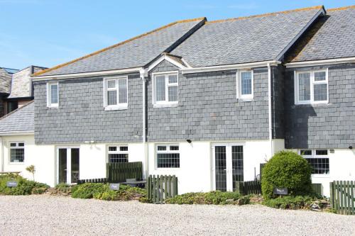 Harlyn Apartment | BY THE BEACH, dog friendly cottage with parking