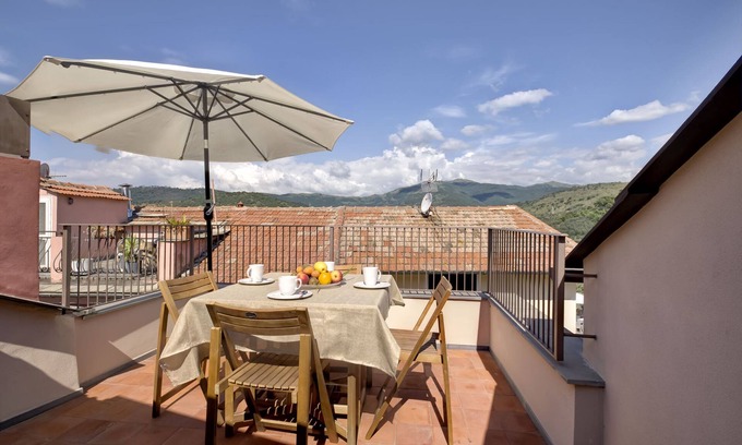 Civezza House | Cà De Pace is a two bedroom house on the main square of the village of Civezza.