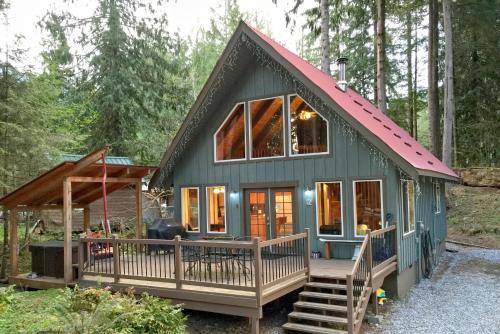 Glacier House | Cabin 99 is a Charming Cabin with a hot tub and Pet Friendly