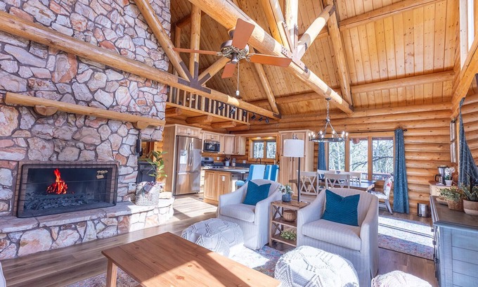 Mammoth Creek Cabin | Cabin close to the Lake, Sleeps 8