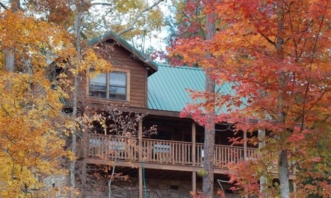 Gatlinburg Cabin | Cabin Fever ~Pet friendly~ located in Black Bear Falls Community~ Gatlinburg TN