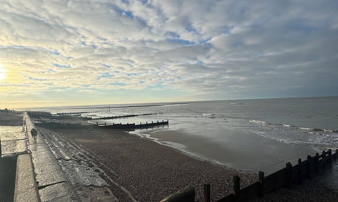 Selsey Cabin | Cabin in secure garden walking distance from beach, shops and pub