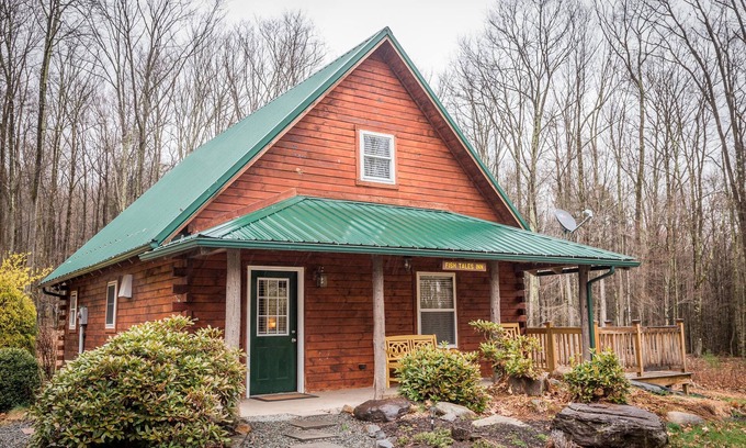 Benton Cabin | Cabin in the Woods - Near Ricketts Glen - With Many Modern Amenities