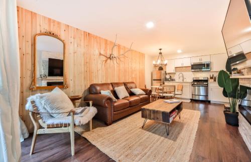 Hunter Apartment | Cabin on Hunter Mtn Seasonal Pool Access w Panoramic Views Hike Swim Fish Relax