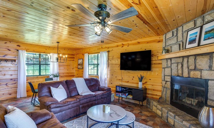 Fort Towson Cabin | Cabin on Lake Raymond Gary w/Dock, Grill & Views!