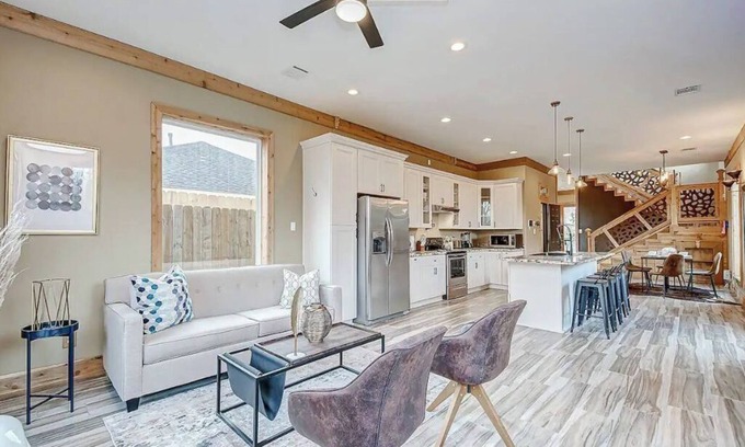 Northside House | CABIN ON MAIN ST✦SLEEPS 10✦CENTRAL✦KING BED ✦WIFI