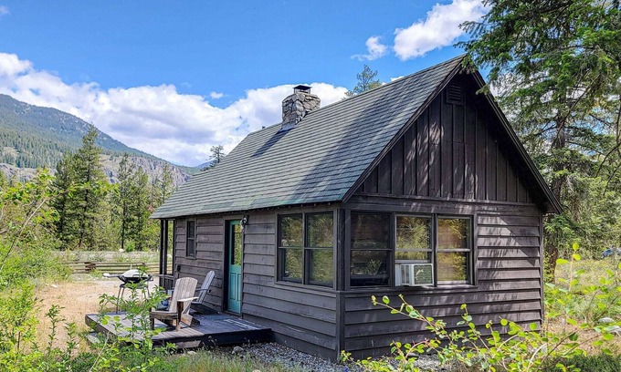 Mazama Cabin | Cabin on the Creek - stream side Mazama retreat