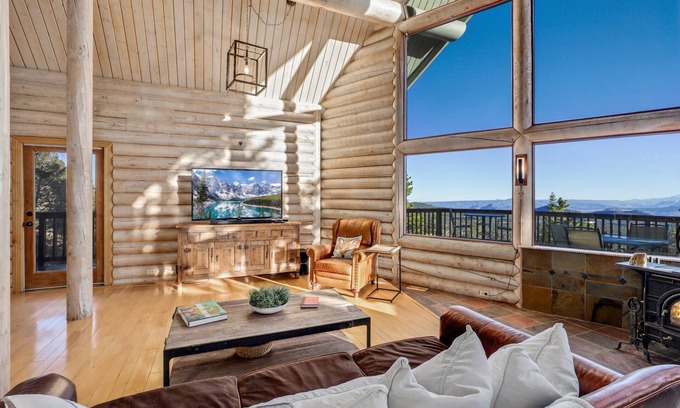 Kings Valley House | Cabin the Clouds Incredible Views, Private Hot Tub. Pets Welcome