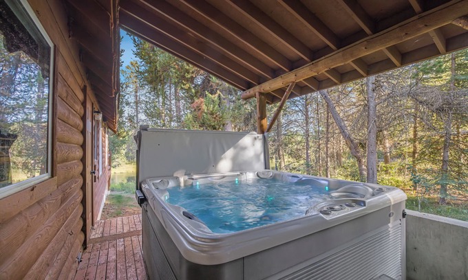 Island Park Cabin | Cabin w/7-Bedroom, Hot Tub, Arcade Games, Riverfront Bliss