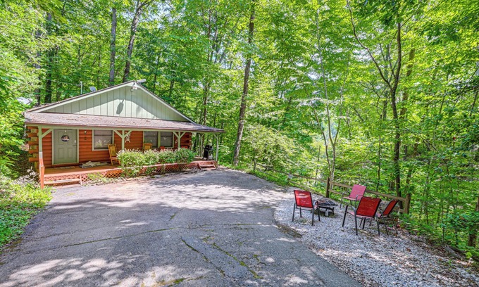 Cherokee Cabin | Cabin w/Hot Tub, Near Smoky Mountains Nat’l Park!