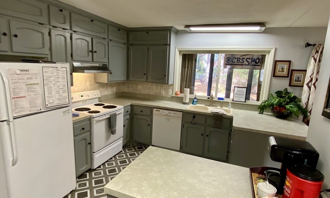 Pinehurst Cottage | Caddy Shack #2 - 4 BR sleeps up to 12 w/Ping Pong, Shuffleboard, Arcades & more!