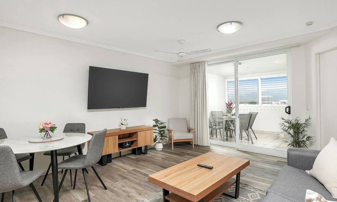 Cairns Central Business District Apartment | Cairns Skyline Chic Seaside Stay with Rooftop Pool