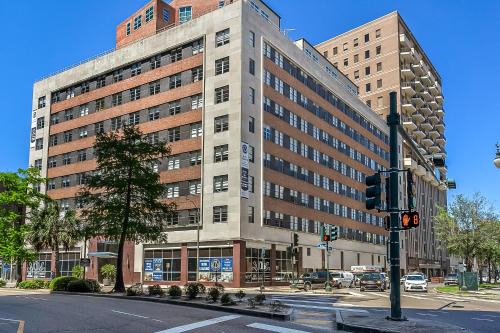 Central Business District Apartment | California Building by Hosteeva