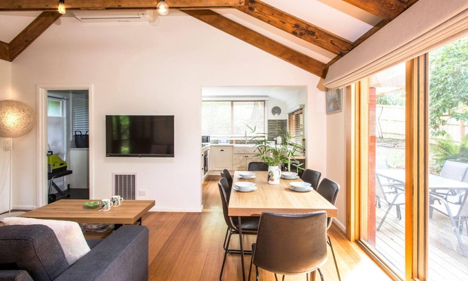 Olinda Cottage | Camellia Cottage - In the heart of picturesque Olinda (only 45 min from Melbourne CBD) is this little hideaway.