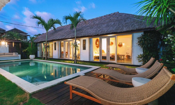 Padonan Villa | CANGGU Villa 4BR + big Pool + 10 mins to BEACH