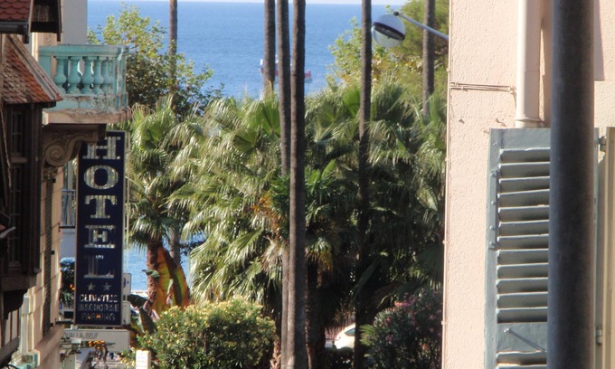 Le Suquet Apartment | CANNES: beach 2 minutes/45 m² /Sea view/Private parking/Internet-Wifi