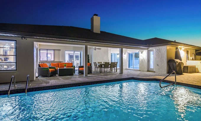 Pelican House | Cape Coral Dream Home – Pool, Games & Mini Golf