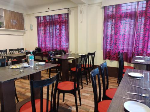 Rishop Hotel | Capital O Sillery Gaon