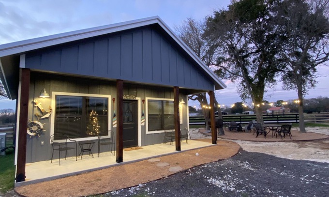 Caldwell Cabin | Captain's Cabin at Copperas Creek with Fenced Yard